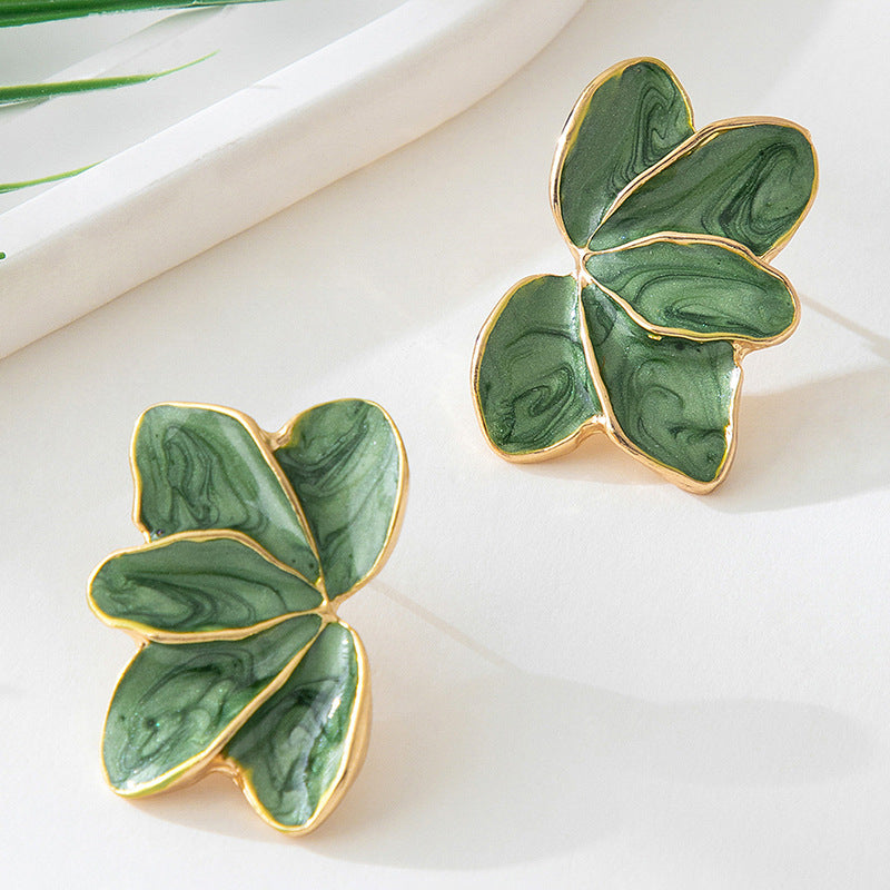 The autumn and winter Hong Kong-style maple leaf oil-dripping flower earrings have a design sense that belongs to the style of petal earrings Hypersku