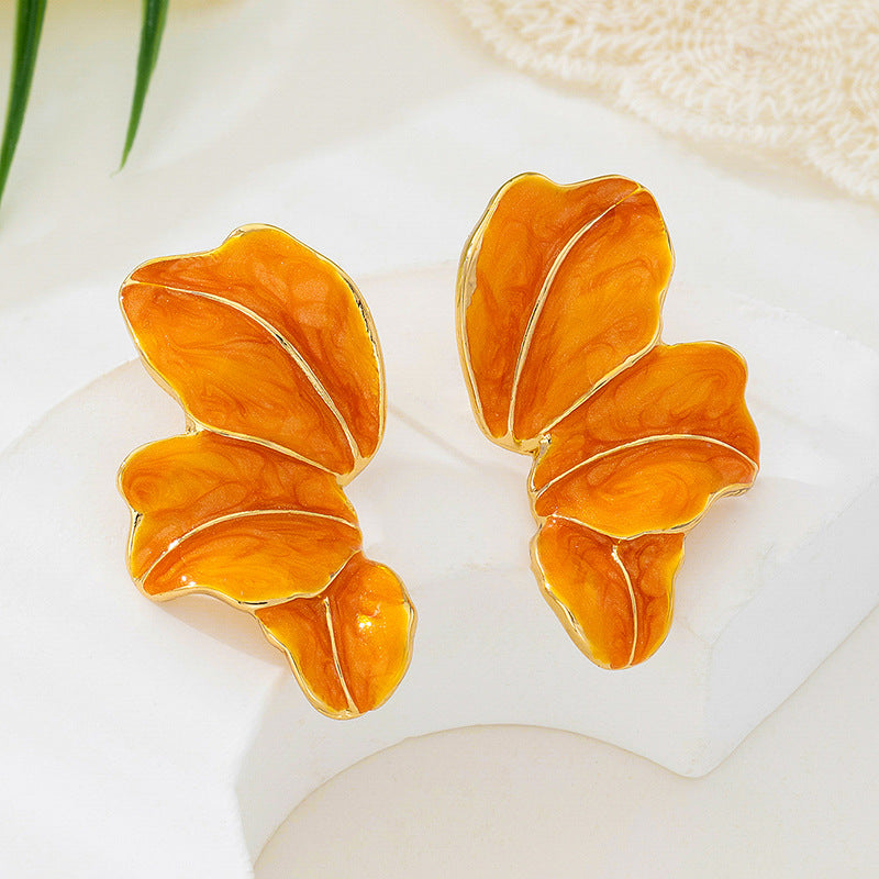 The autumn and winter Hong Kong-style maple leaf oil-dripping flower earrings have a design sense that belongs to the style of petal earrings Hypersku