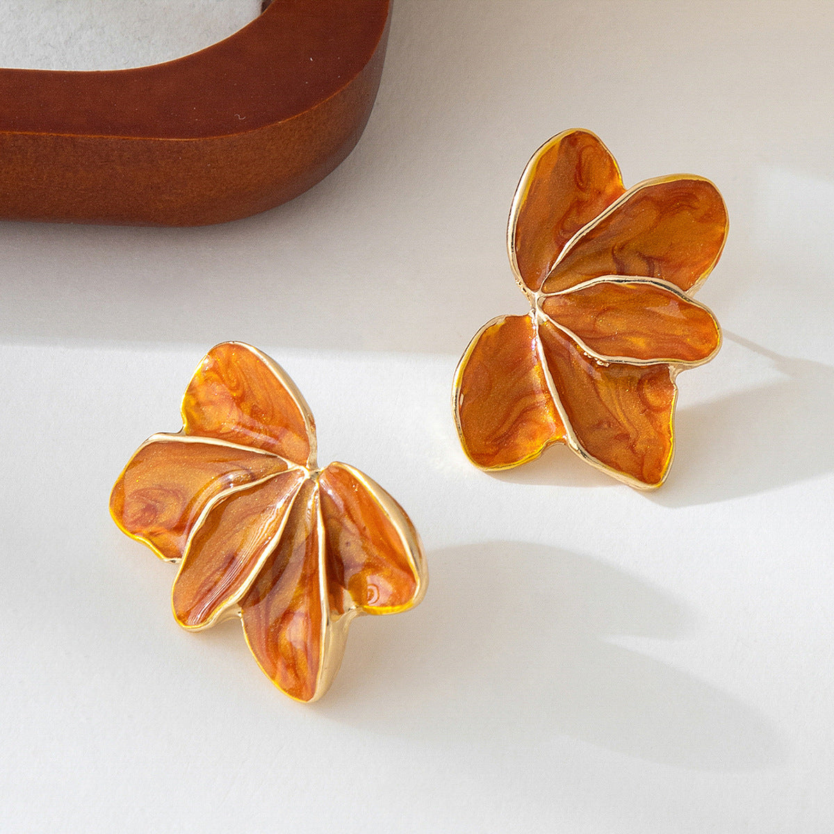 The autumn and winter Hong Kong-style maple leaf oil-dripping flower earrings have a design sense that belongs to the style of petal earrings Hypersku