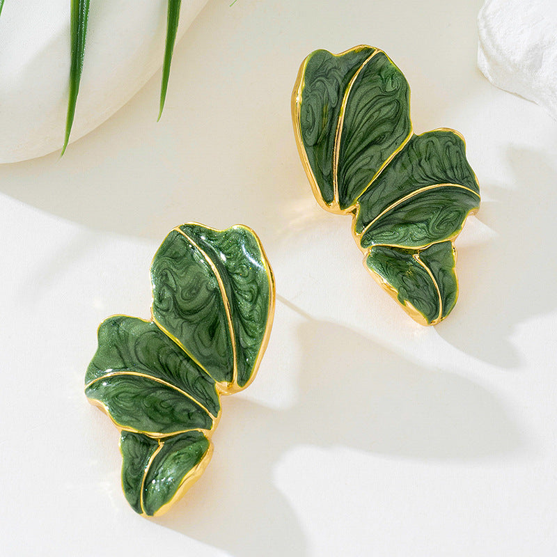 The autumn and winter Hong Kong-style maple leaf oil-dripping flower earrings have a design sense that belongs to the style of petal earrings Hypersku