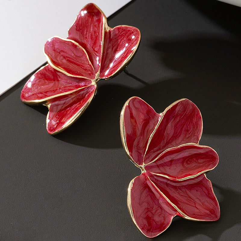 The autumn and winter Hong Kong-style maple leaf oil-dripping flower earrings have a design sense that belongs to the style of petal earrings Hypersku